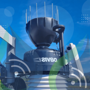 Imagen de una estación meteorológica CDTEC monitoreando las condiciones climáticas en el campo, proporcionando datos precisos en tiempo real para una agricultura más eficiente y sostenible.